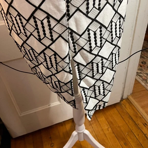 Elegant Geometric Backless Dress - Picture 3 of 5